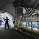 Un trabajador de pie junto al experimento FASER en el CERN